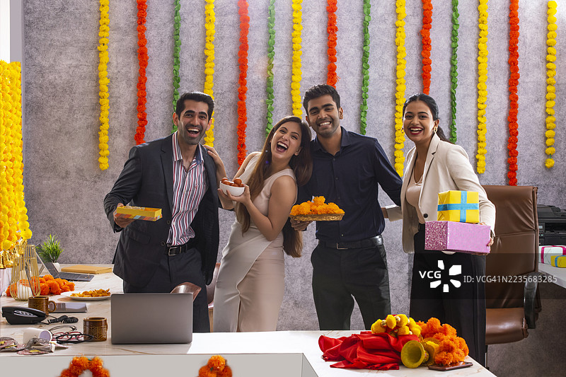 员工在办公室一起庆祝排灯节图片素材