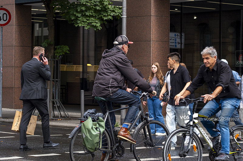 法兰克福金融区的行人和骑自行车者的日常生活图片素材