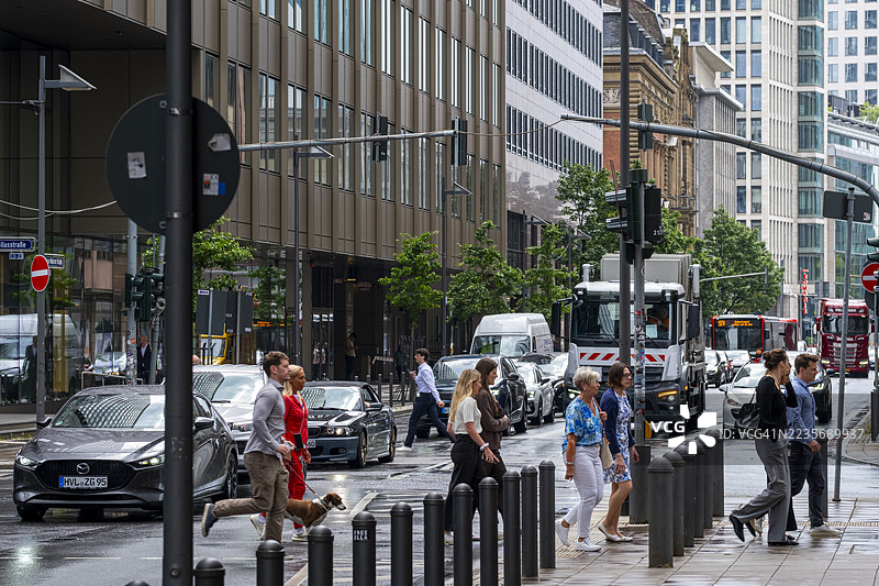 法兰克福市金融中心的人群行人图片素材