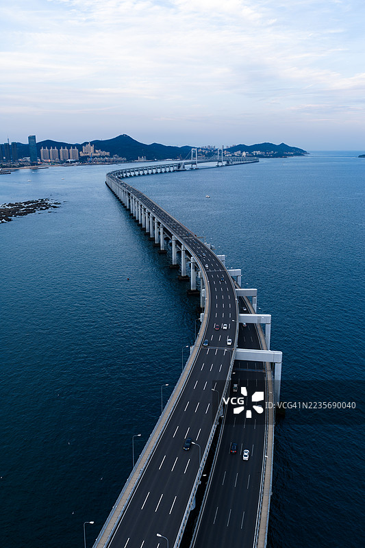 现代桥梁横跨海洋图片素材