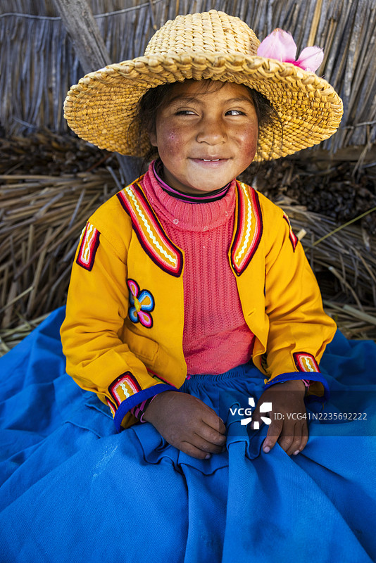 生活在秘鲁蒂蒂卡卡湖乌罗斯浮岛上的秘鲁小女孩们图片素材