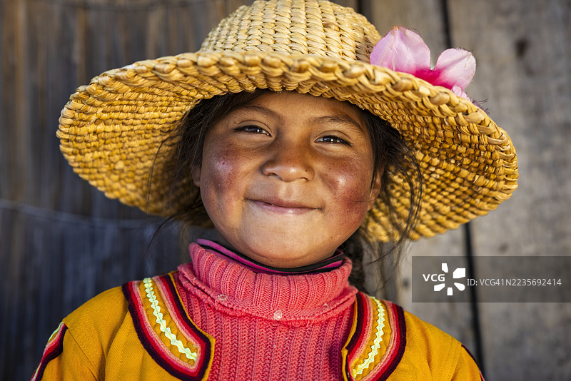 生活在秘鲁蒂蒂卡卡湖乌罗斯浮岛上的秘鲁小女孩们图片素材