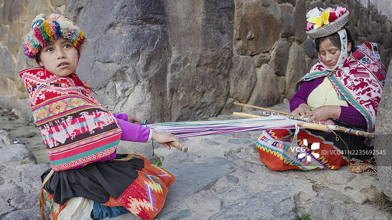 在乌鲁班巴谷的奥扬泰坦博，一位秘鲁女性正在编织。图片素材