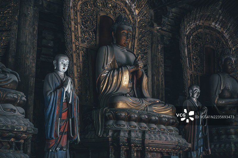 中国山西大同山华寺内的古代佛教雕像图片素材