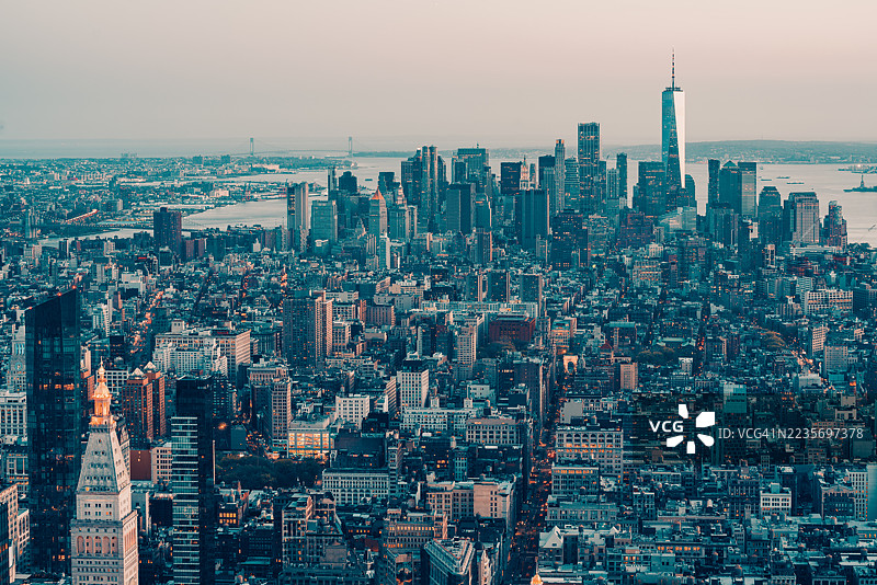 黄昏时分的纽约市天际线，展示了城市的密度和标志性地标。图片素材