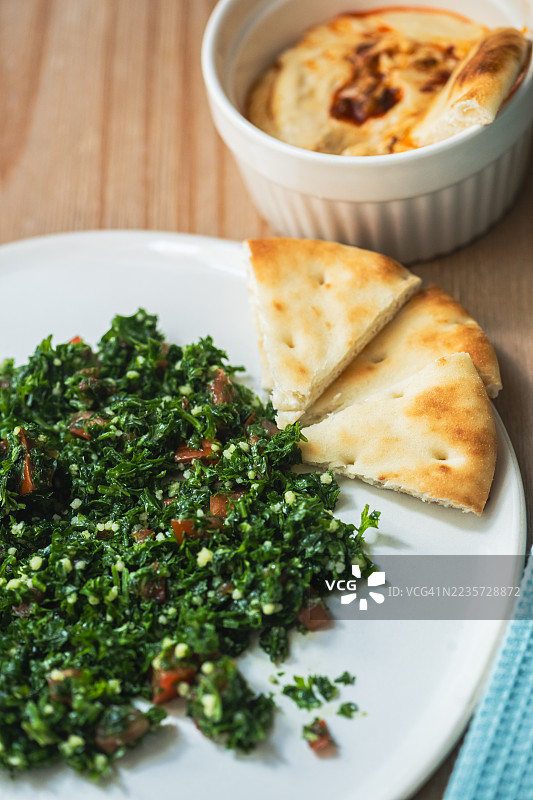 塔布勒沙拉配纳饼和鹰嘴豆泥图片素材