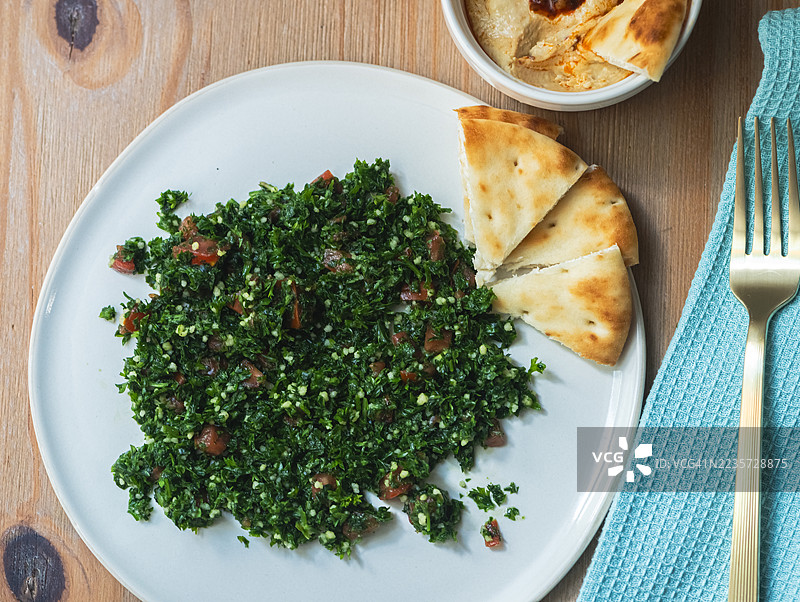 塔布勒沙拉配纳饼和鹰嘴豆泥图片素材