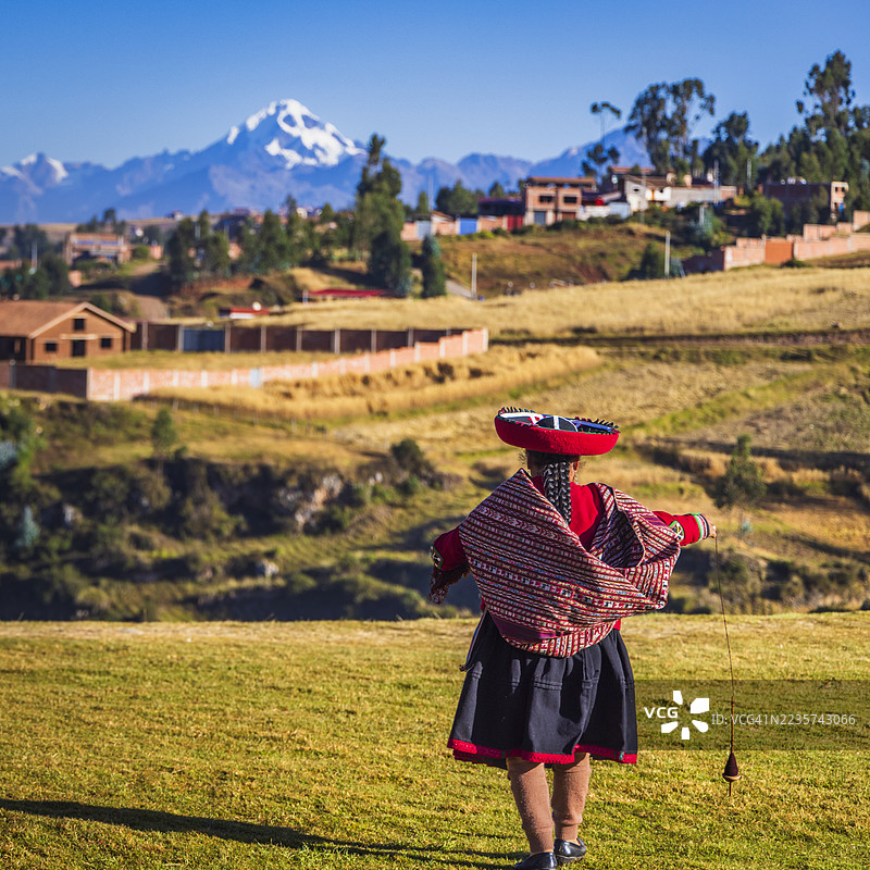 秘鲁奇琴罗的秘鲁女性手工纺羊毛图片素材