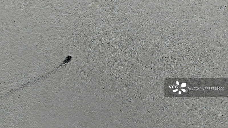 孩子在白色纹理墙上随意涂鸦的墨水涂写图片素材