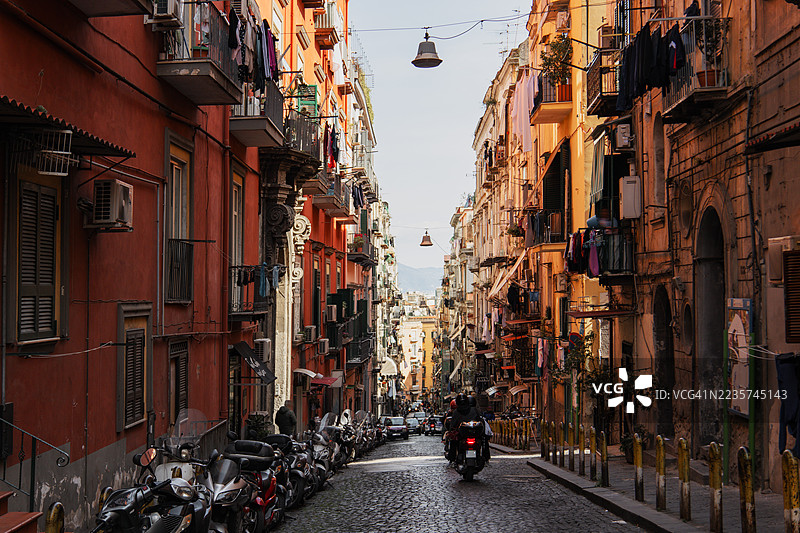 意大利那不勒斯的斯帕卡纳波利一条狭窄的街道。图片素材