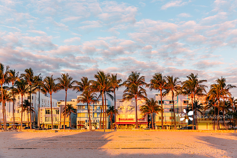 迈阿密佛罗里达州南海滩历史艺术装饰区的海洋大道上色彩斑斓的酒店图片素材