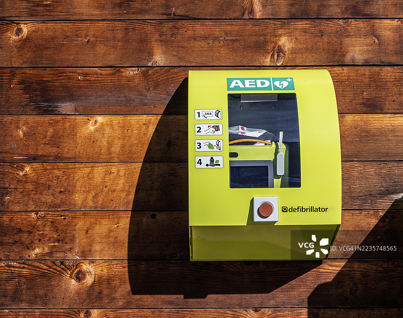 户外木墙上的急救心脏除颤器箱。图片素材