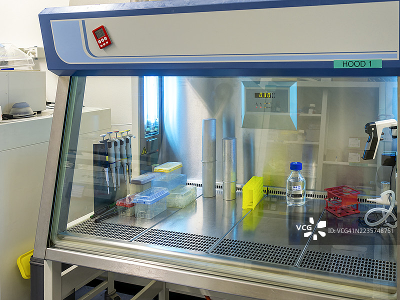 实验室内的封闭层流柜，正在进行紫外线光消毒。图片素材