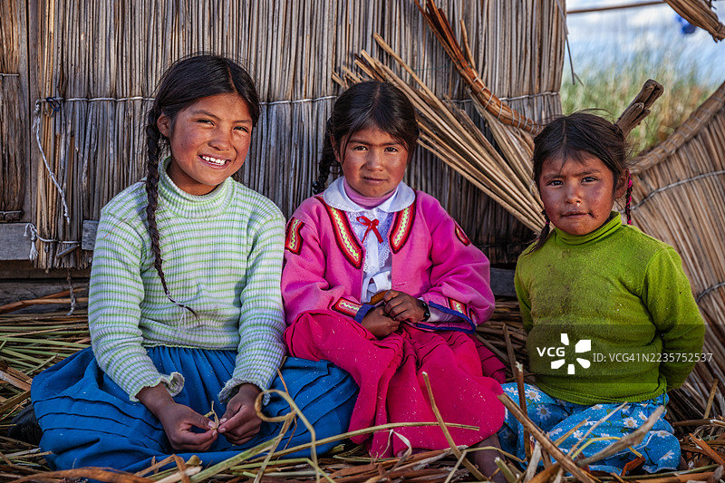 在秘鲁的的的喀喀湖乌罗斯浮岛上快乐的孩子们图片素材