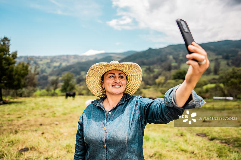 哥伦比亚昆迪纳马卡省的农妇正在农场自拍或拍摄视频图片素材