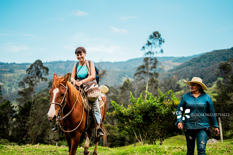 游客在哥伦比亚昆迪纳马卡省的农场住宿体验中学习骑马图片素材