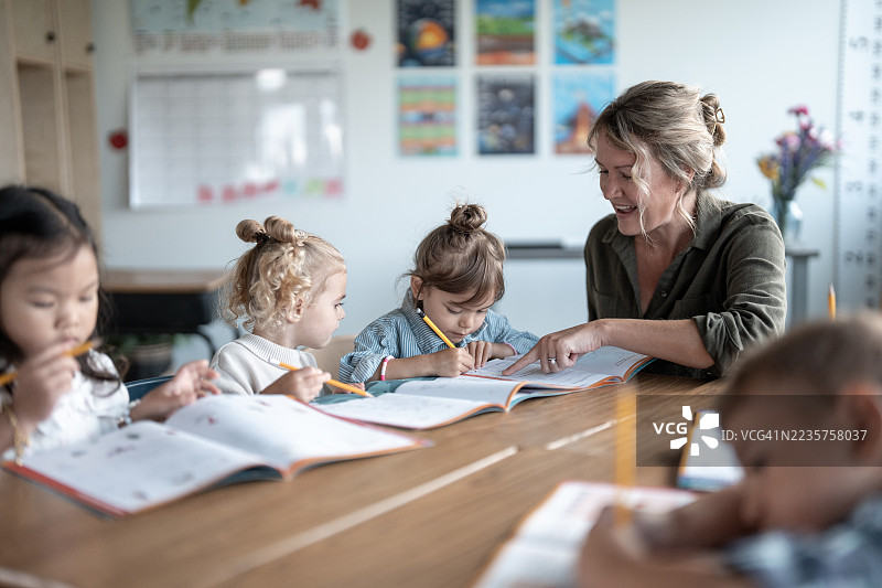 教师在课堂上指导年轻学生进行学习活动图片素材