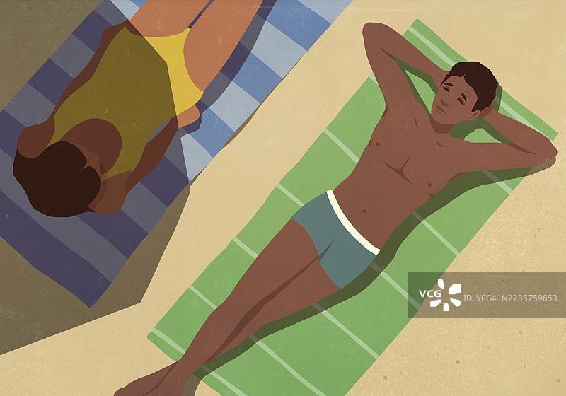 从上方俯瞰年轻情侣在阳光明媚的海滩上晒太阳，躺在毛巾上。图片素材