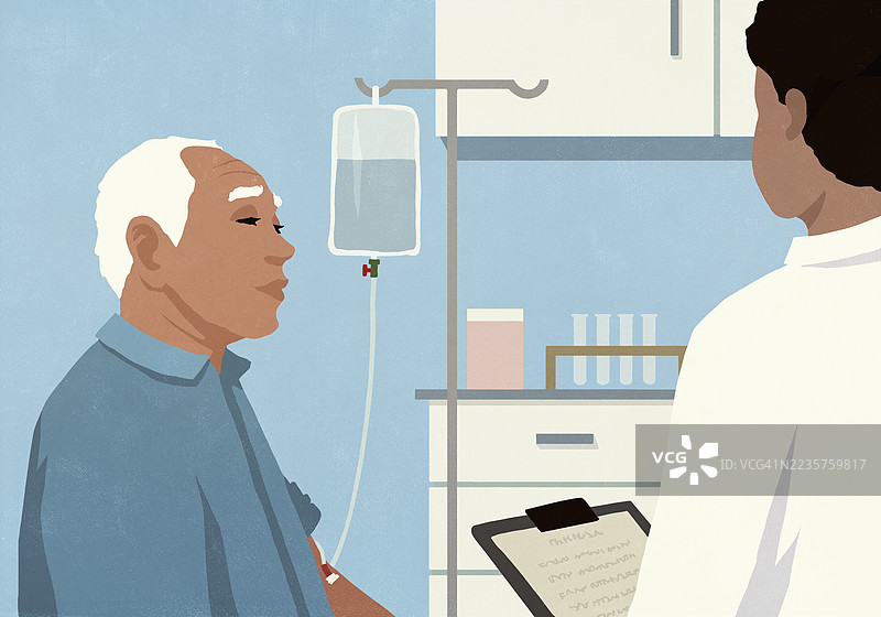 老年男性患者在医院检查室接受静脉输液并与医生交谈图片素材
