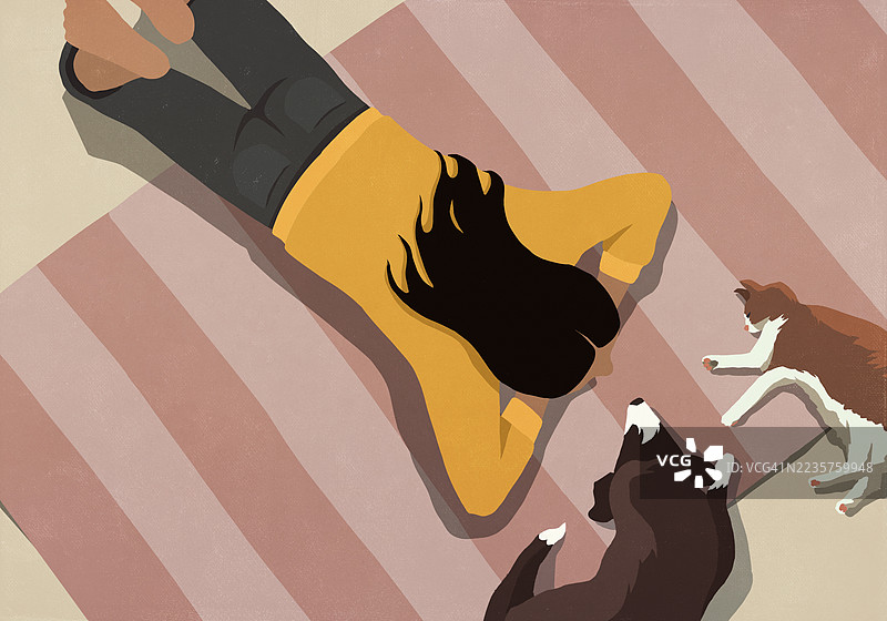 从上方俯瞰，女人在地毯上放松，身边有宠物狗和猫。图片素材