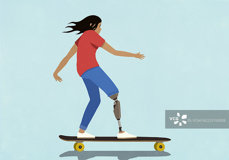 女孩在蓝色背景下滑板，佩戴假肢。图片素材
