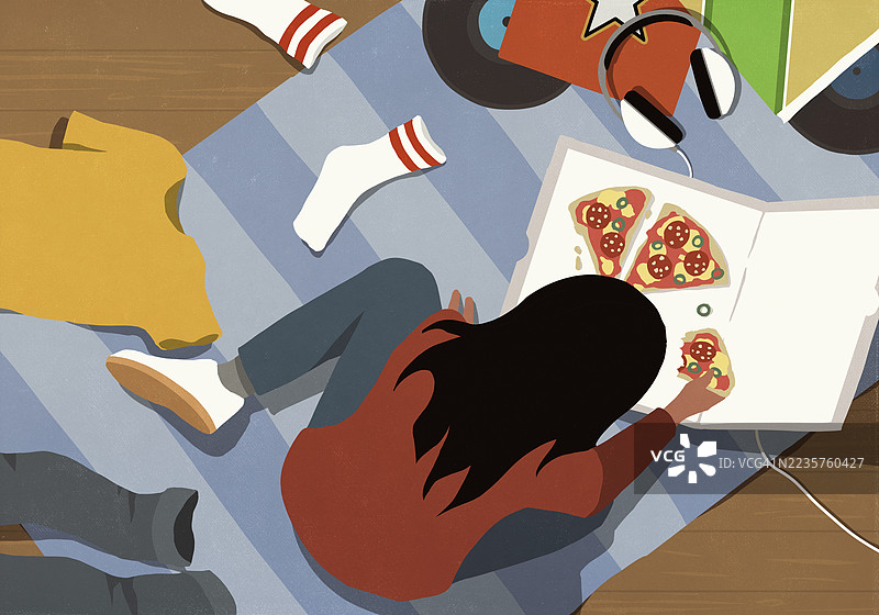 从上方俯视一名青少年女孩在凌乱的地板上吃披萨盒里的披萨图片素材