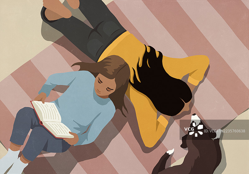 从上方看女孩在家中与妈妈和宠物狗一起坐在地毯上阅读书籍图片素材