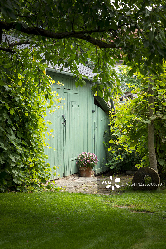 德国乡村花园中的舒适小屋图片素材