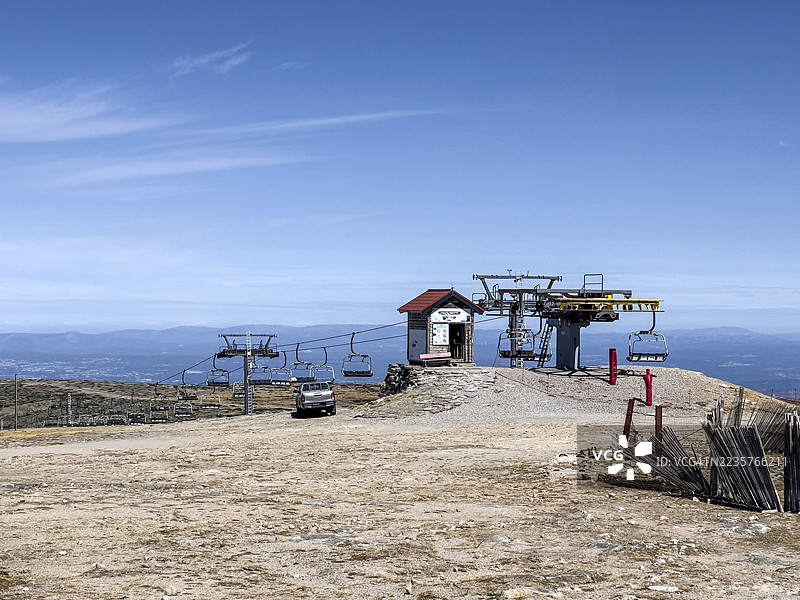 夏季偏远景观中的滑雪缆车运行图片素材