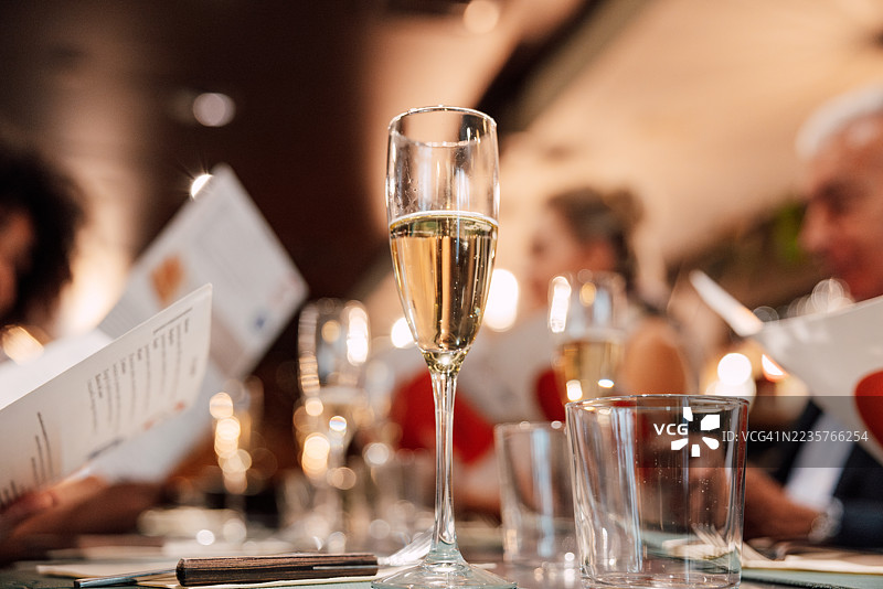 餐厅商务桌上的香槟杯图片素材