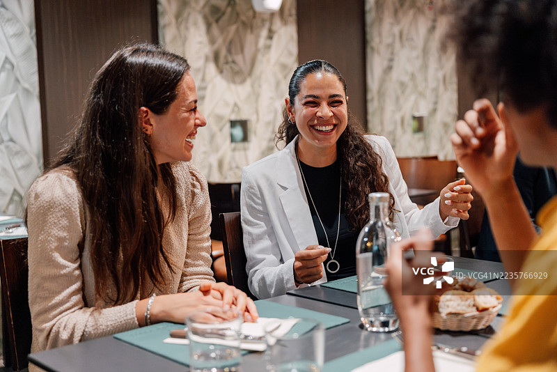 一群年轻的商业创意人士在高档餐厅里愉快地聚会图片素材