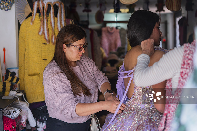 快乐的妈妈为女儿的梦想十五岁生日派对组织拍照活动图片素材