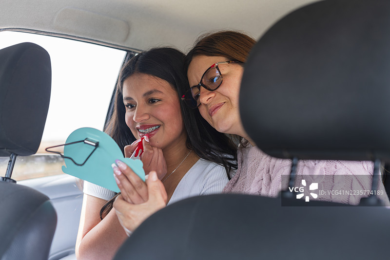 快乐的妈妈为女儿的梦想十五岁生日派对组织拍照活动图片素材