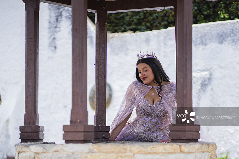 一个女孩迎来了她的十五岁生日，在美丽的哥伦比亚瓜塔维塔镇庆祝，准备过一个神奇的十五岁成人礼。图片素材