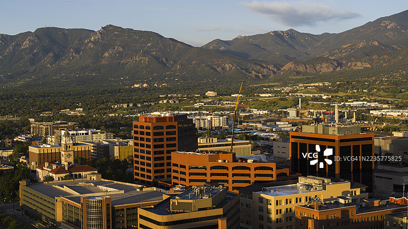 科罗拉多斯普林斯天际线由弗龙特山脉构成。日出时，古老的法院塔楼在现代办公楼宇中清晰可见。图片素材