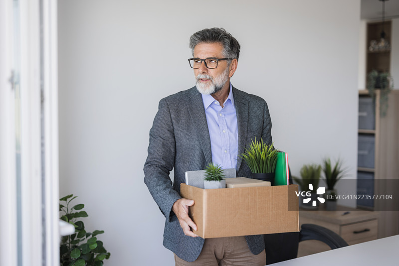 失业后离开办公室的商人图片素材