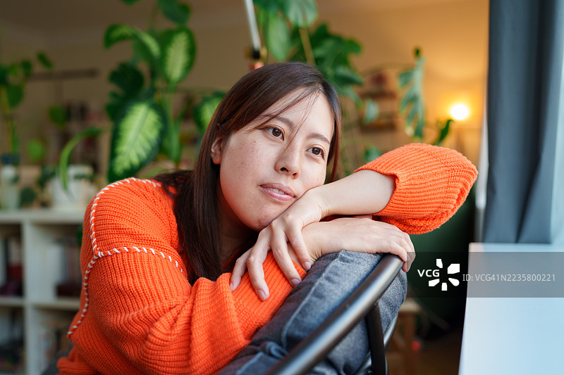 女性在舒适的客厅中放松休息图片素材