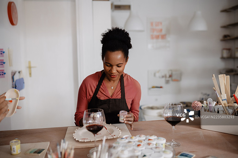 黑人女性在她的陶艺工作室工作图片素材