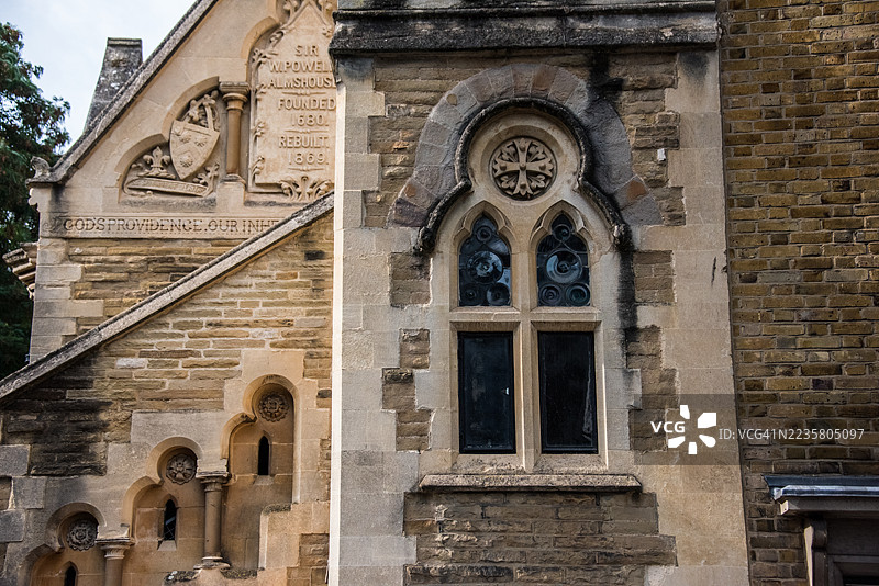 哥特式窗户和慈善院铭文，威廉·波威斯爵士慈善院，富勒姆图片素材