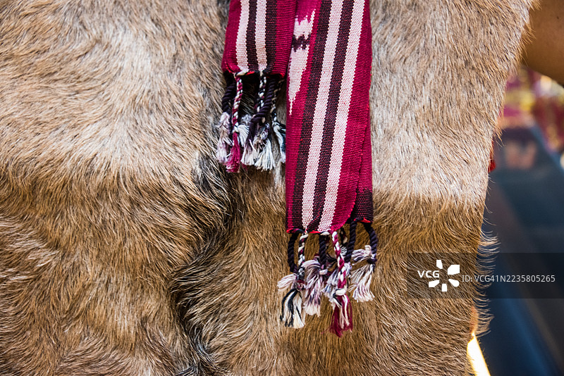 达雅克毛皮背心和布料细节图片素材