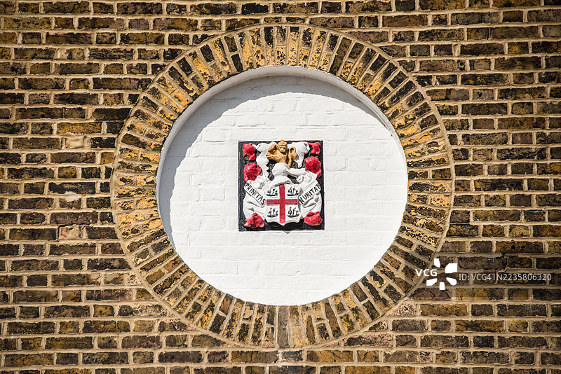 三位一体教堂徽章在圆形砖凹槽中，三位一体浮筒码头图片素材