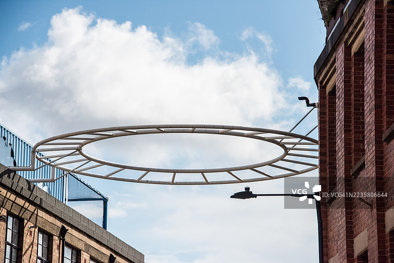 圆形悬挂雕塑，三位一体浮筒码头图片素材