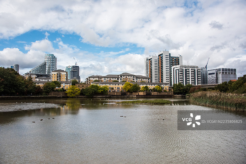东印度码头盆地的水面与狗岛天际线图片素材