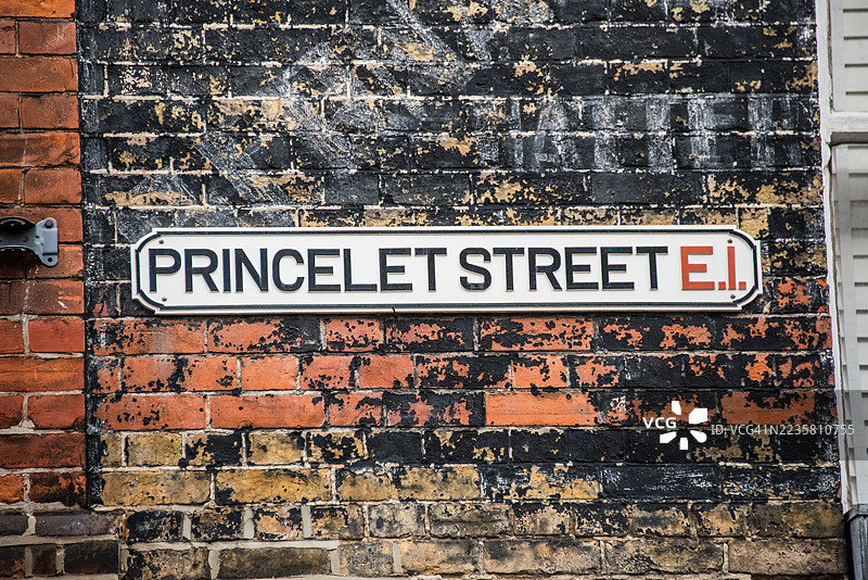 Princelet Street 街名标志，标志位于一处饱经风霜的砖墙上。图片素材