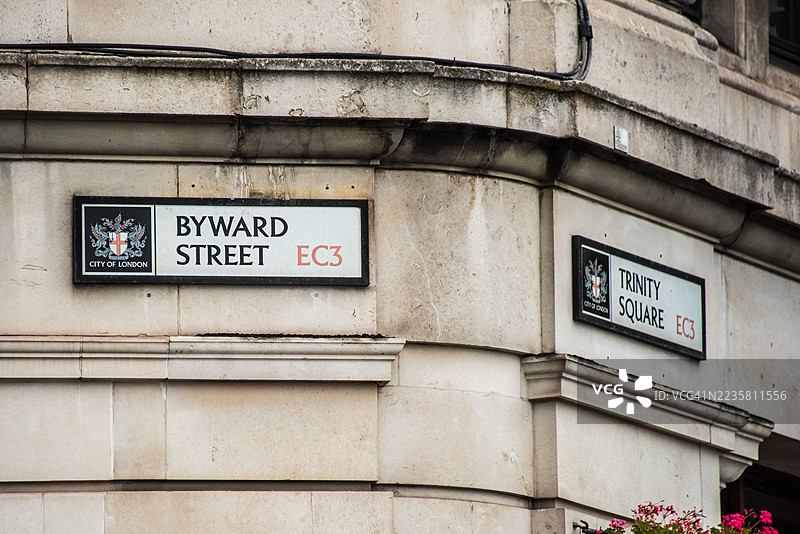 伦敦金融城塔区街角，拜沃德街 EC3 和三一广场 EC3 的城市街道标志。图片素材