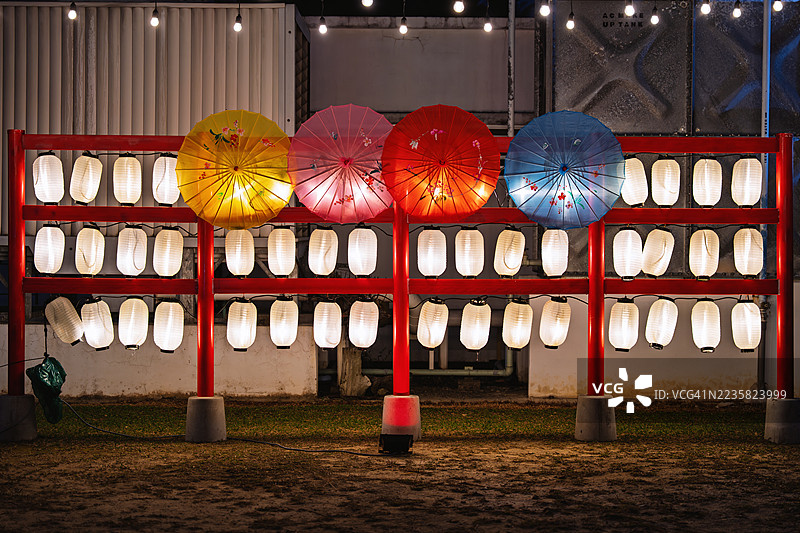 户外的日本灯笼和伞展示图片素材