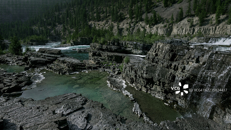 在蒙大拿州冰川国家公园的阳光之路上的神圣舞蹈瀑布图片素材
