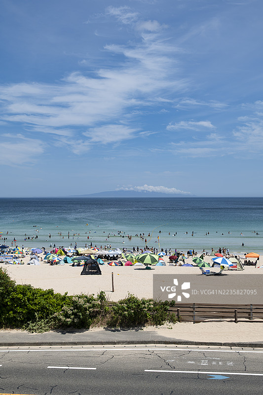 夏季拥挤的海滩：白滨海滩，伊豆半岛，下田市图片素材