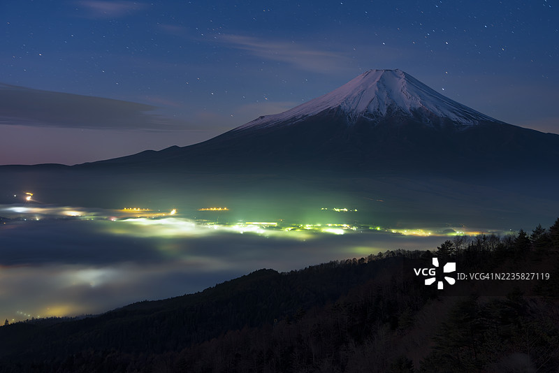 夜晚彩虹色雾气中的富士山图片素材