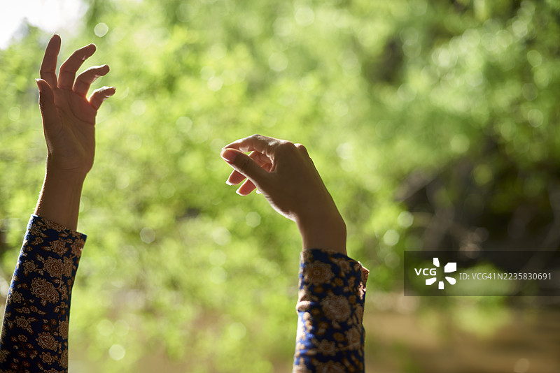 女性在大自然中进行祖先仪式图片素材